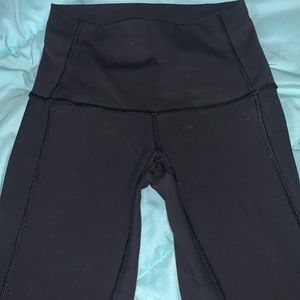 BEAUTIFUL LULULEMON LEGGINGS IN GREAT SHAPE WITH HI WAIST AND CUTE LEG DETAIL!!